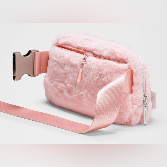 NWT Everywhere Belt Bag Plush Fleece-Strawberry Milkshake - Picture 5 of 10